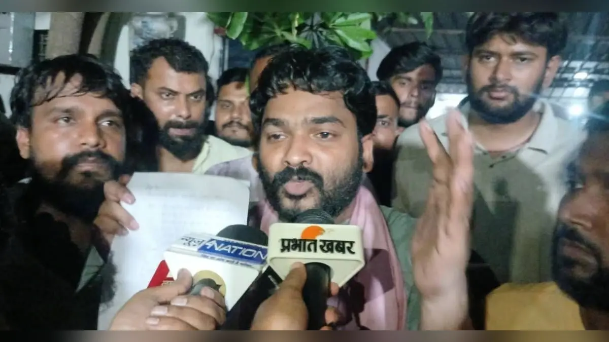 भाई प्रिंस यादव की मौत मामले में FIR की मांग को लेकर थाने पर डटे रौशन आनंद, पुलिस पर आवेदन नहीं लेने का आरोप
